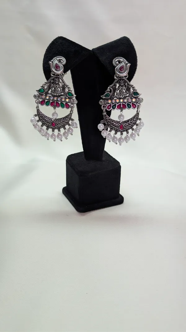 Silver_Oxidized_Peacock_Motif_Chandbali_Earrings_With_Pearl_Drops