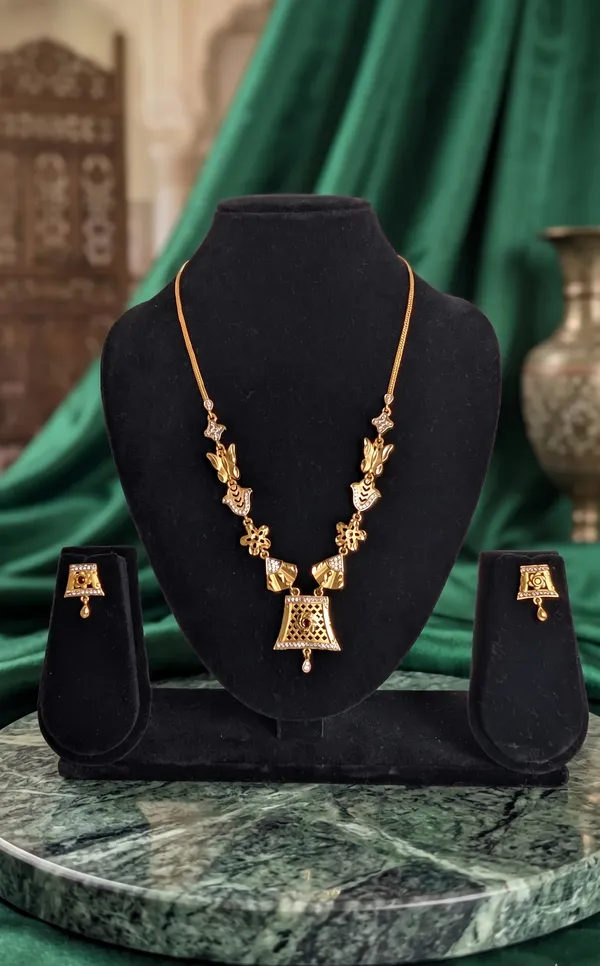 Gold_Plated_Kundan_Necklace_Set_With_Matching_Earrings_For_Women