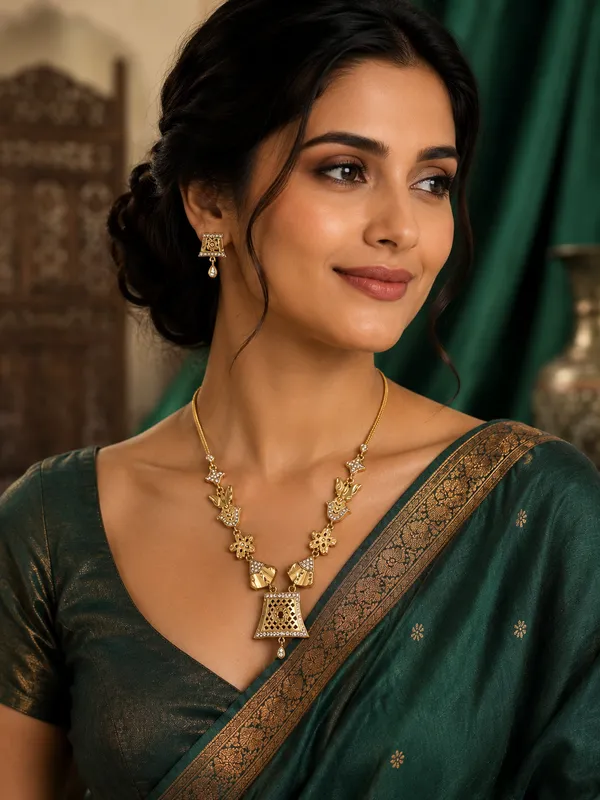 Gold_Plated_Kundan_Necklace_Set_With_Matching_Earrings_For_Women