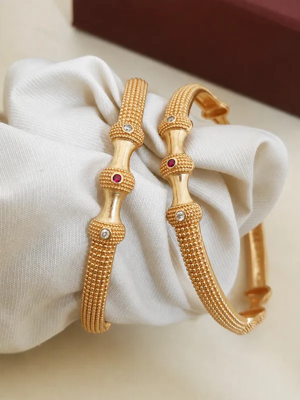 Gold_Plated_Textured_Bangle_Set_With_Ruby_And_Kundan_Accents