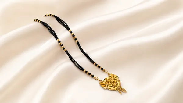 Black_Beaded_Gold_Pendant_Mangalsutra_Necklace_For_Women