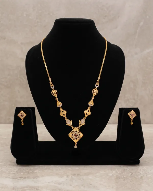 Gold_Plated_Kundan_Necklace_Set_With_Matching_Earrings