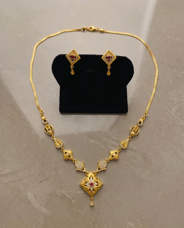 Gold_Plated_Kundan_Necklace_Set_With_Matching_Earrings