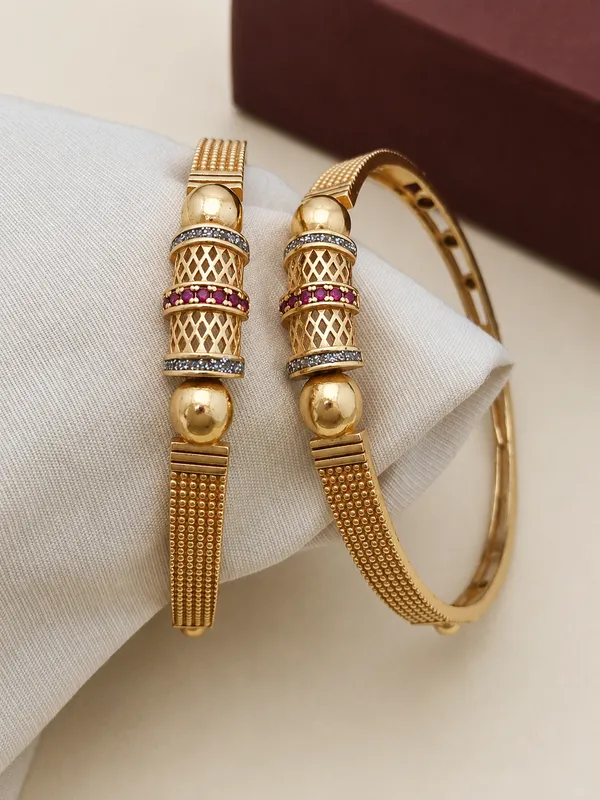 Gold_Plated_Textured_Bangle_Set_With_Gemstone_Accents