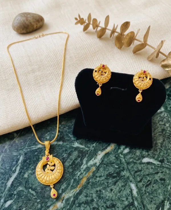 Gold_Plated_Round_Pendant_Necklace_Set_With_Earrings