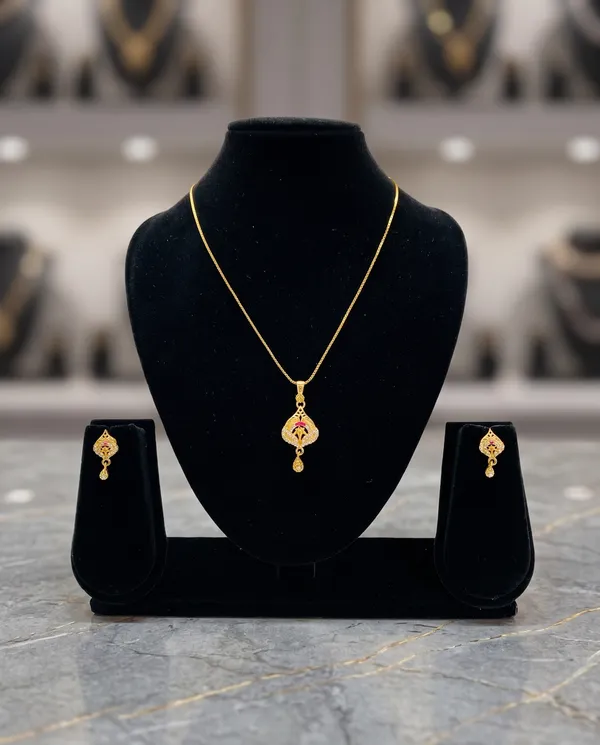 Golden_Stone_Studded_Pendant_Set_With_Chain_And_Earrings