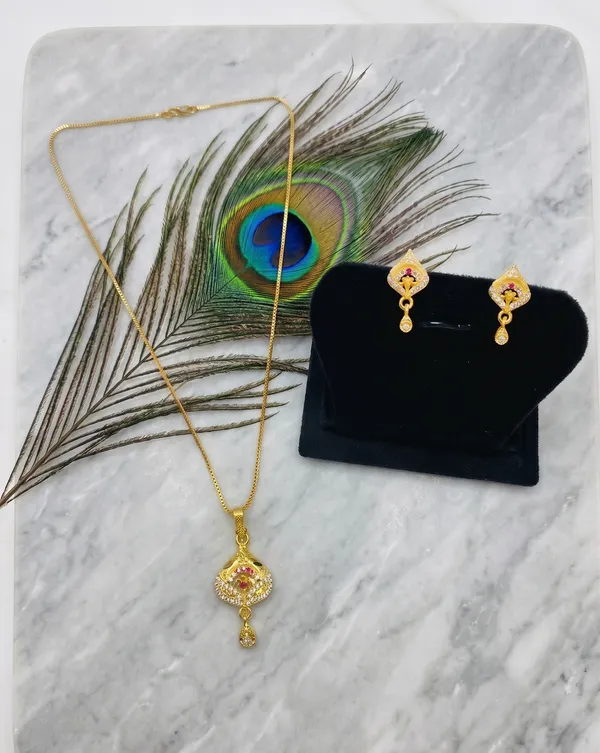 Golden_Stone_Studded_Pendant_Set_With_Chain_And_Earrings