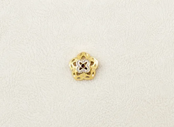 Gold_Floral_Ring_With_Center_Stone