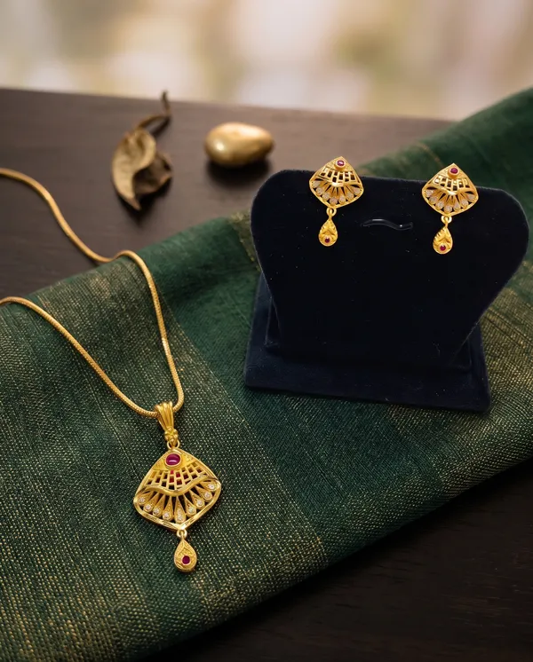 Gold_Plated_Filigree_Design_Pendant_Set_With_Matching_Earrings