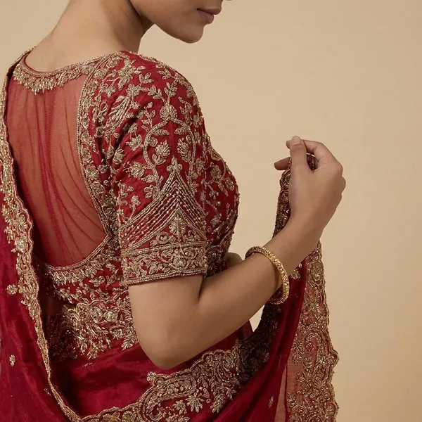 Red_Embroidered_Bridal_Saree_With_Heavy_Work_Blouse_And_Jewelry_Set