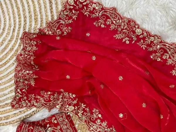 Red_Embroidered_Bridal_Saree_With_Heavy_Work_Blouse_And_Jewelry_Set