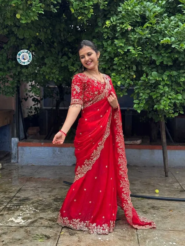 Red_Embroidered_Bridal_Saree_With_Heavy_Work_Blouse_And_Jewelry_Set