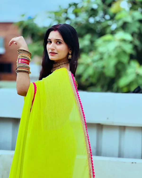 Fashion_Day_Embroidered_Bollywood_Georgette_Saree_(Yellow)