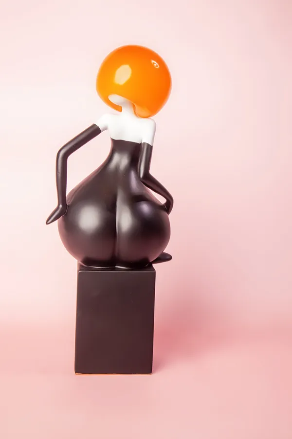 Black_Resin_Decorative_Sculpture_For_Home_Decor