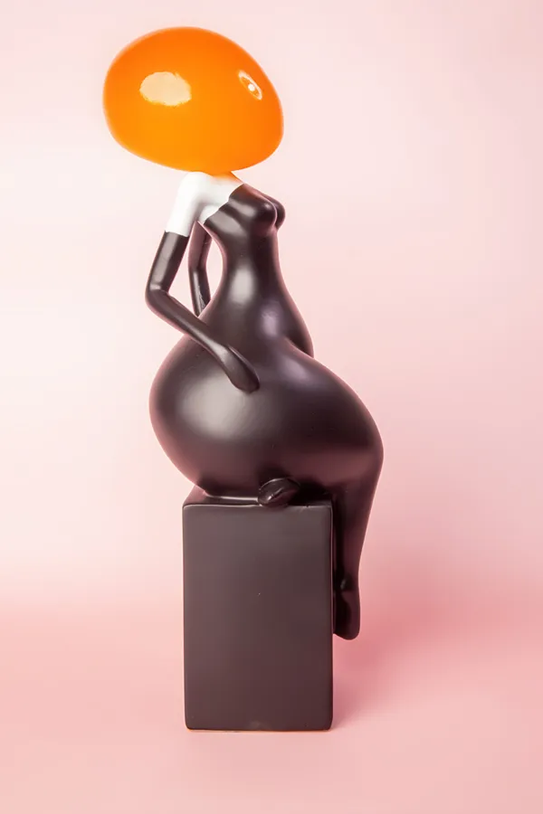 Black_Resin_Decorative_Sculpture_For_Home_Decor