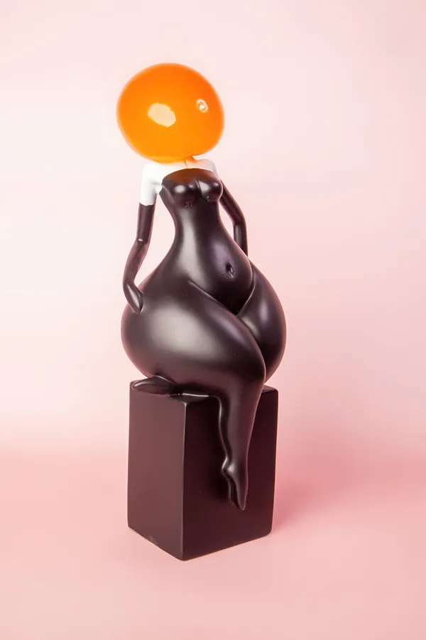 Black_Resin_Decorative_Sculpture_For_Home_Decor