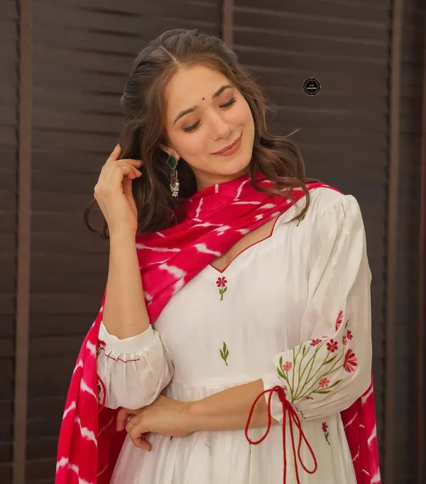 White_Chanderi_Cotton_Pantagon_Neckline_Beautiful_Embroidery_Kurti_Set