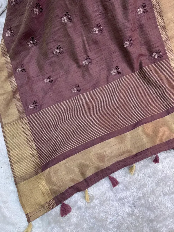 Assam_Silk_Zari_Jacquard_Border_With_Zari_Weaving_Chit_Pallu_With_Running_Blouse_Antique_Gold