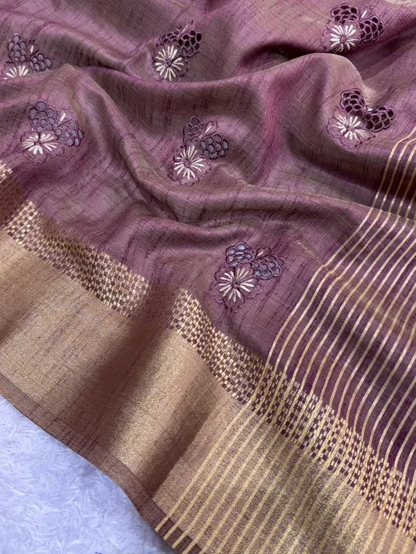 Assam_Silk_Zari_Jacquard_Border_With_Zari_Weaving_Chit_Pallu_With_Running_Blouse_Antique_Gold