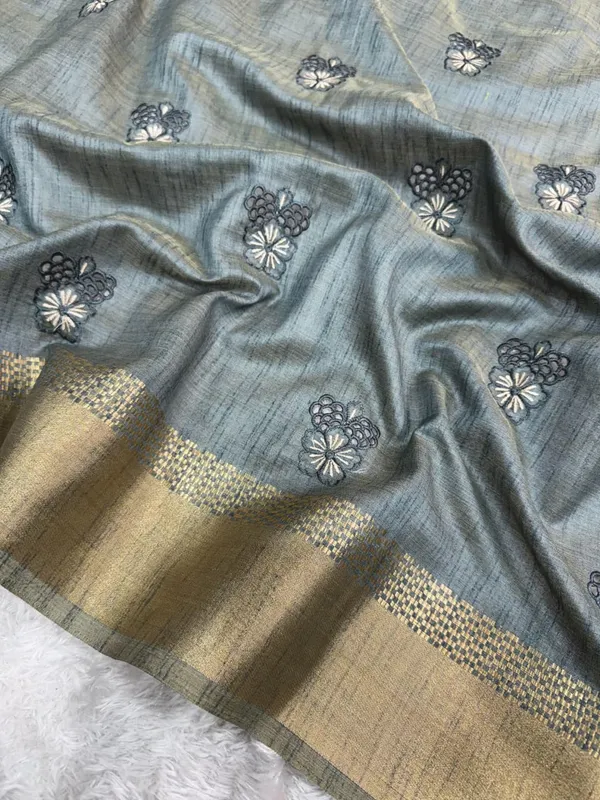 Assam_Silk_Zari_Jacquard_Border_With_Zari_Weaving_Chit_Pallu_With_Running_Blouse_Antique_Gold