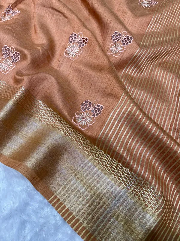Assam_Silk_Zari_Jacquard_Border_With_Zari_Weaving_Chit_Pallu_With_Running_Blouse_Antique_Gold