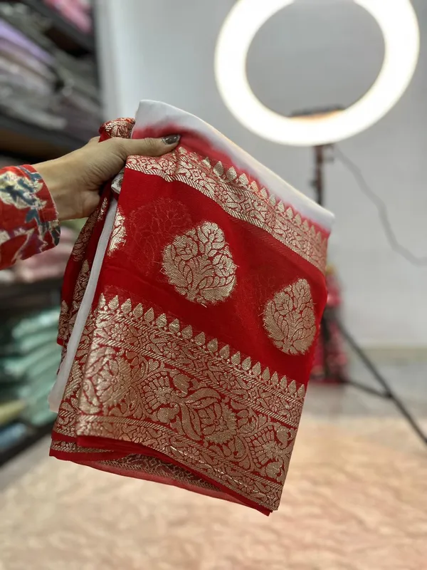 White_Viscose_Georgette_Saree_With_Rich_Red_Pallu_Contrast_Blouse