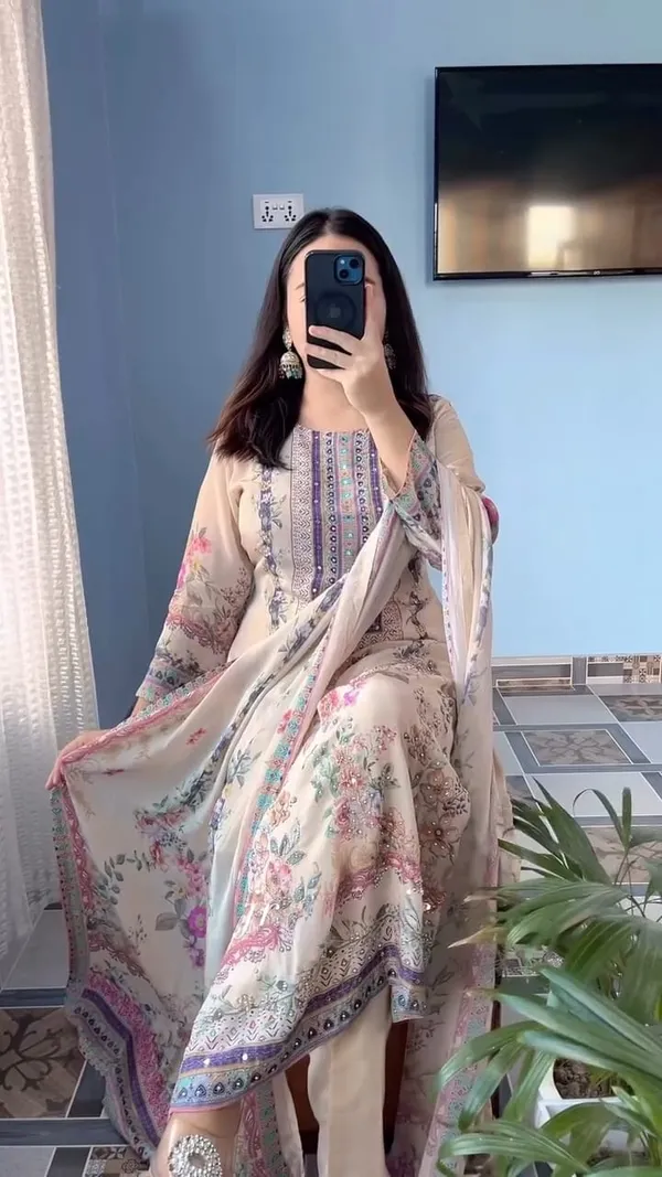 Elegant_Floral_Muslin_Suit_Set_Is_Ready_For_Occasions_Cream