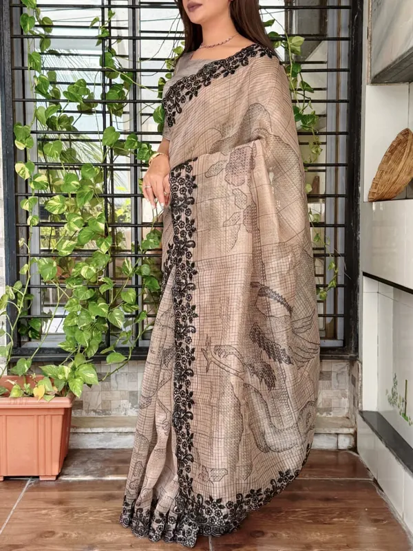 Digital_Print_Black_Sequins_Embroidered_Work_Creates_A_Tapestry_Of_Elegance_This_Piece_Of_Glass_Organza_Saree