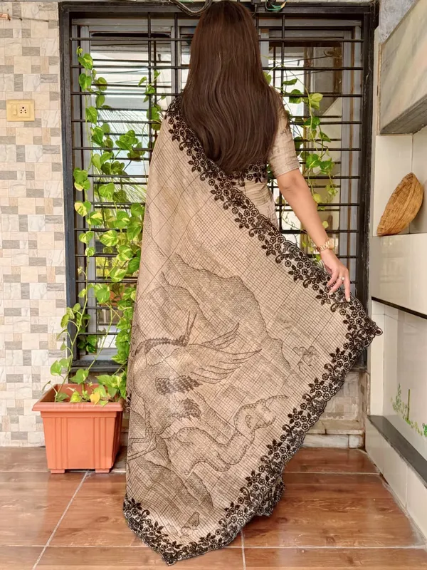 Digital_Print_Black_Sequins_Embroidered_Work_Creates_A_Tapestry_Of_Elegance_This_Piece_Of_Glass_Organza_Saree