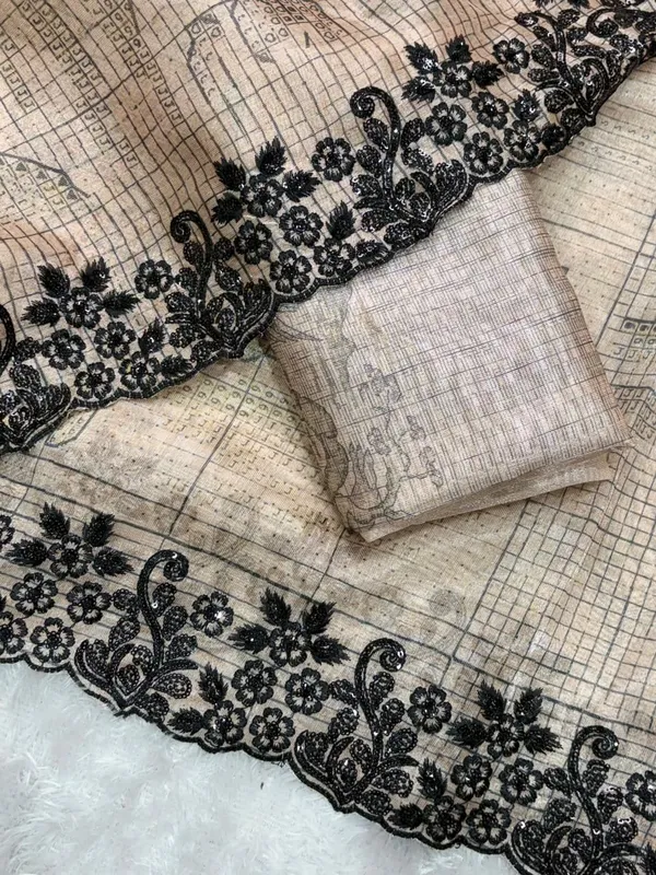 Digital_Print_Black_Sequins_Embroidered_Work_Creates_A_Tapestry_Of_Elegance_This_Piece_Of_Glass_Organza_Saree