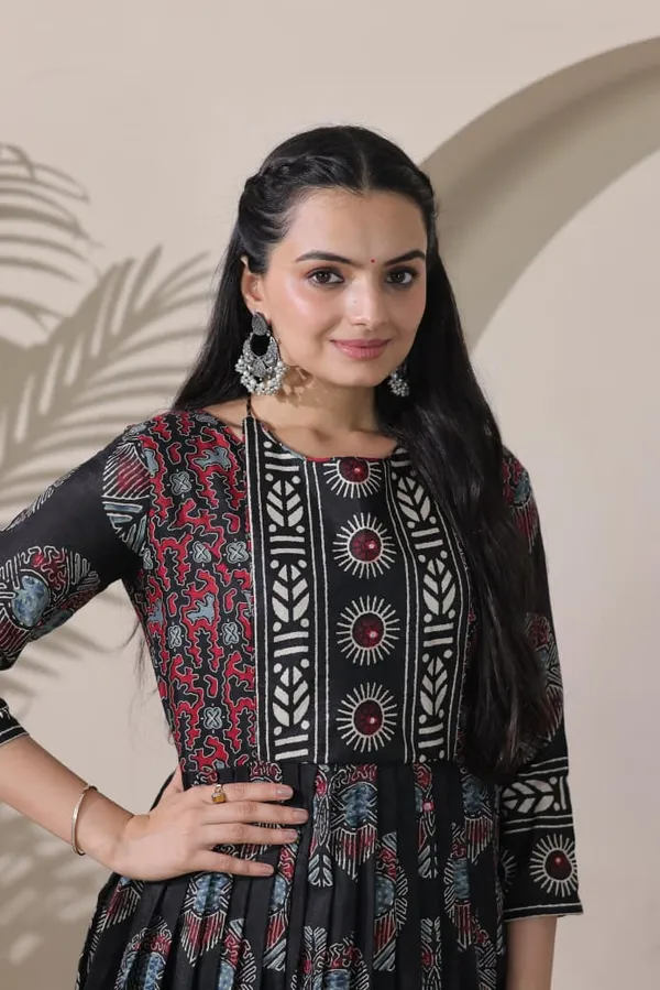 Beautifully_Flared_Gown_Designed_For_Effortless_Elegance_Black