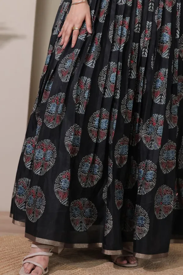 Beautifully_Flared_Gown_Designed_For_Effortless_Elegance_Black