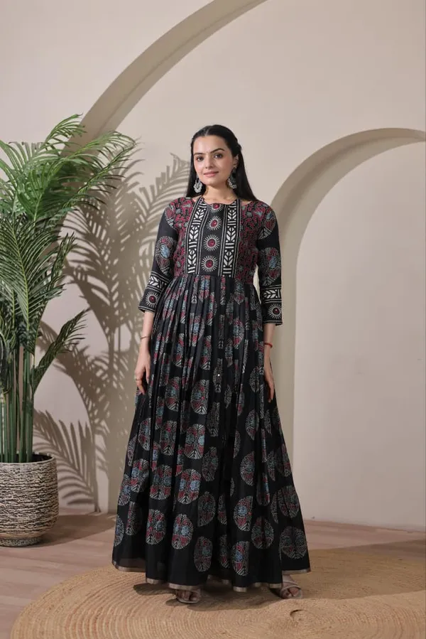 Beautifully_Flared_Gown_Designed_For_Effortless_Elegance_Black