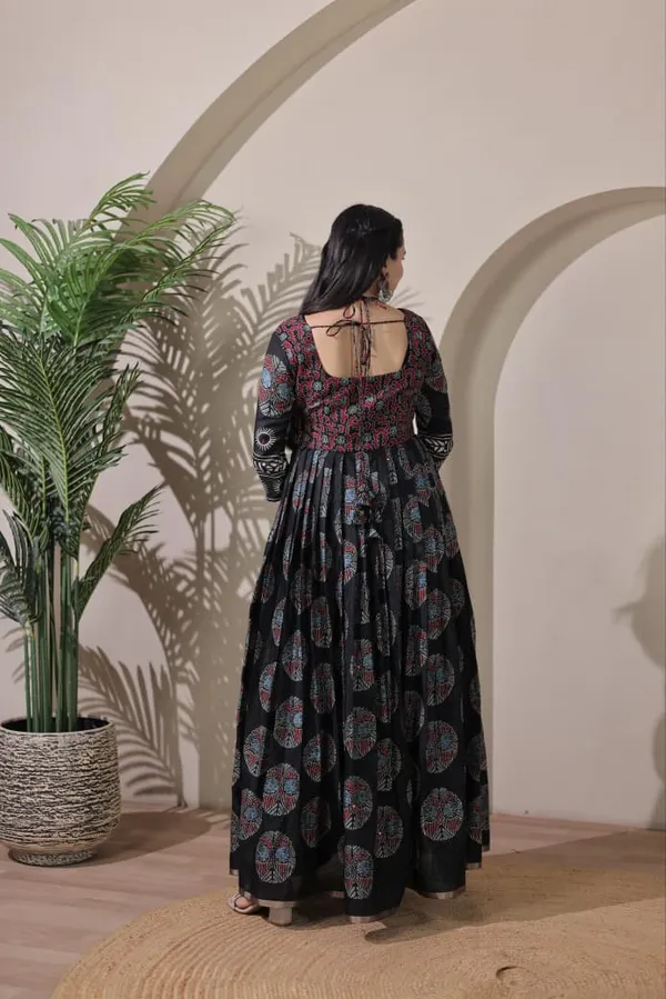 Beautifully_Flared_Gown_Designed_For_Effortless_Elegance_Black