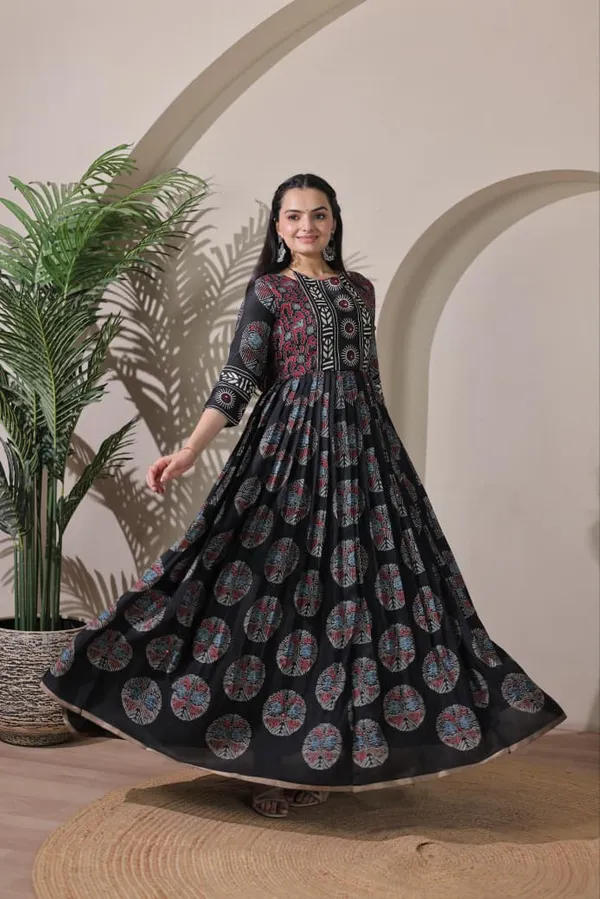 Beautifully_Flared_Gown_Designed_For_Effortless_Elegance_Black