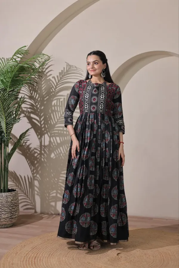 Beautifully_Flared_Gown_Designed_For_Effortless_Elegance_Black