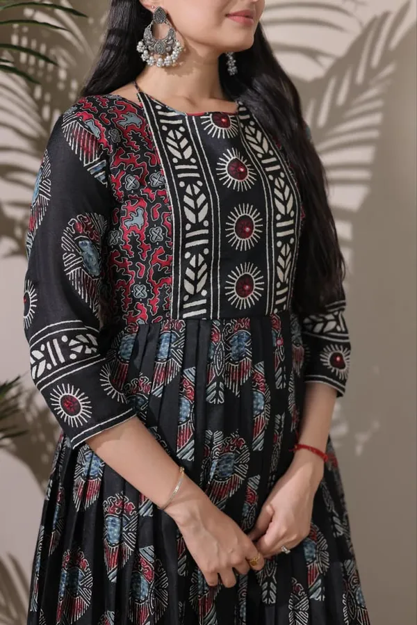 Beautifully_Flared_Gown_Designed_For_Effortless_Elegance_Black