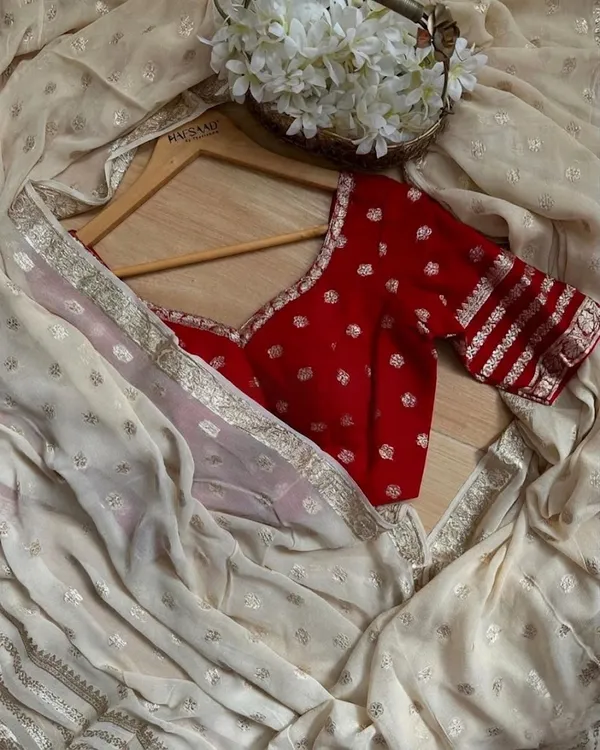 White_Viscose_Georgette_Saree_With_Running_Contras_Red_Blouse
