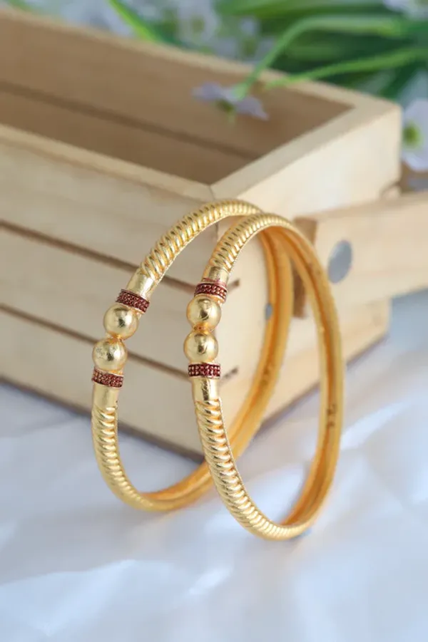Traditional_Gold-Toned_Bangle_Set_With_Textured_Design
