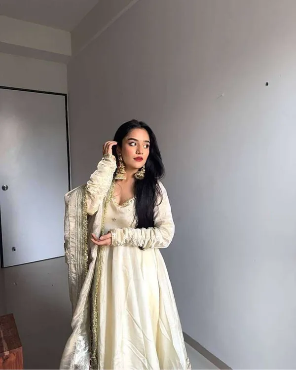 White_Anarkali_bridal_suit_For_Women