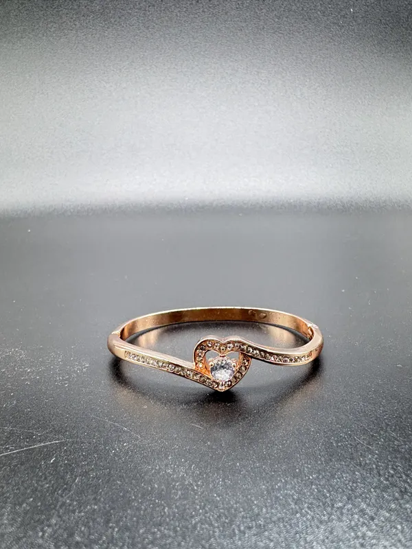 Rose_Gold_Alloy_Heart_Shaped_Halo_Diamond_Ring_For_Women