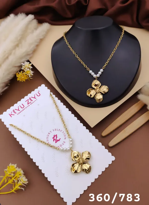 Gold_Tone_Alloy_Four_Petal_Flower_Pearl_Pendant_Necklace_For_Women