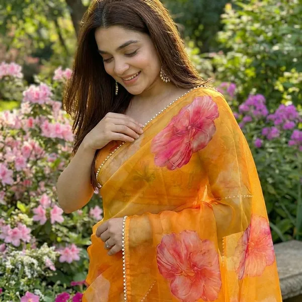 Yellow_Floral_Print_Saree_With_Pink_Rose_Pattern_For_Women