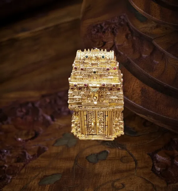 Copper_Base_With_Gold_Plated_Temple_Haladi_Kumkum_Karande