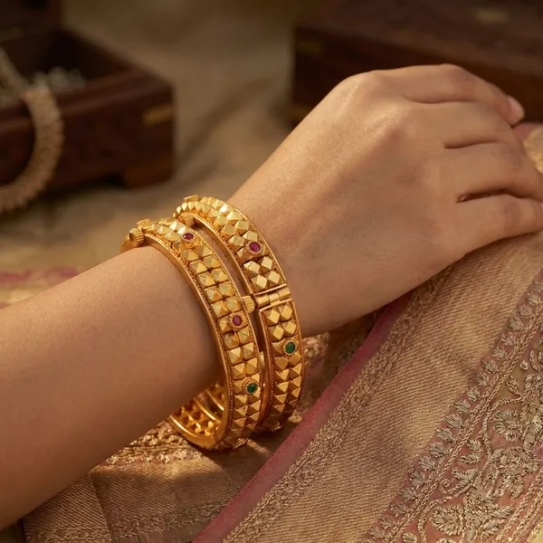 Copper_Base_With_Gold_Plated_Swrnapailu_Antique_Bangles