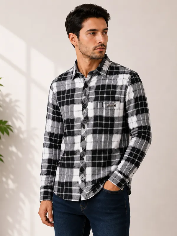 VRUGO_Men's_Black_&_Grey_Checked_Full_Sleeve_Casual_Shirt