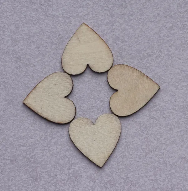 Beige_Cliths_Heart_Shape_Wooden_Slices_Unfinished_Blank_Wood_Decoration_Baby