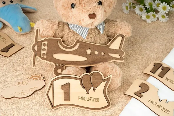 Beige_Baby_Monthly_Milestone_Airplane_Growth_Chart_Baby