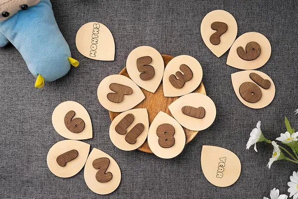 Beige_Baby_Monthly_Milestone_Astronaut_Pine_Mdf_Growth_Cards_Space_Themed_Photo_Props_Baby