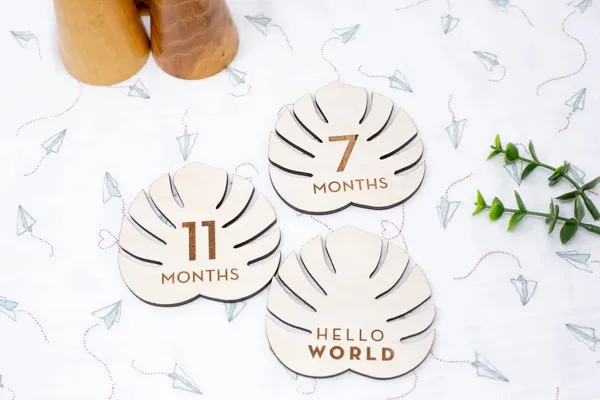 Beige_Wooden_Leaf_Monthly_Baby_Milestone_Baby